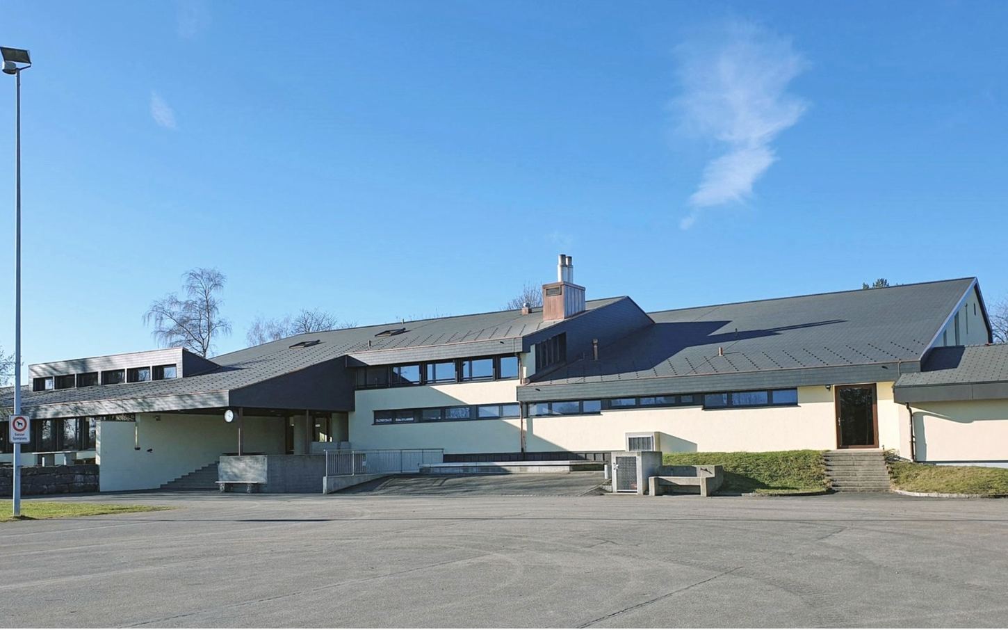 Schulhaus mit Sanierungsbedarf